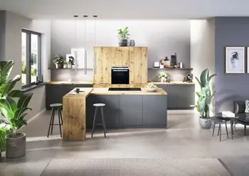 Anthrazitfarbene Kueche mit Holzfronten und Holzarbeitsplatte