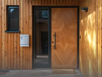 Haustür aus Lärche mit Sternmuster