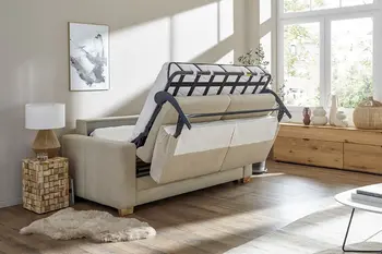 Schlafsofa in Beige, bei dem die Sitze umgeklappt sind und die Matratze halb herausgezogen wurde.