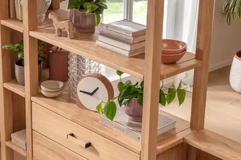 Offenes Regal eines Raumtrenners mit viel Platz für Dekoration.