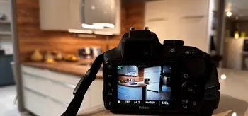 Eine Kamera, die ein Bild einer Küche aufnimmt.