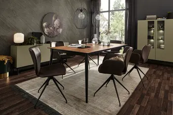 Ausziehbarer Esstisch mit Holztischplatte und schwarzem Gestell, um den mehrere braune Lederstühle stehen.