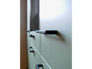 Detailaufnahme einer grünen Küche