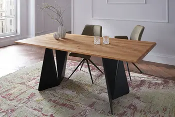 Designer Massivholz Esstisch mit auffälligem schwarzem Kufengestell.