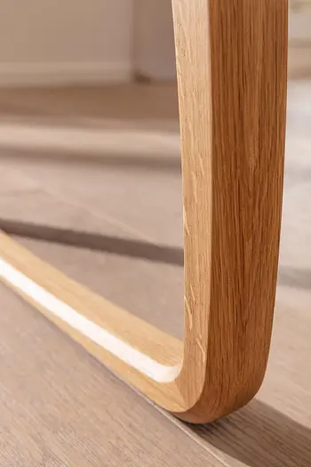 Detailbild von Kufengestell aus Wildeiche einer Bank fürs Esszimmer.