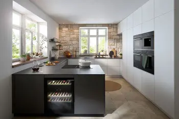 Contur_Wohnstory_saniertes_Bauernhaus_schwarze_Kueche.webp