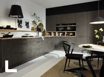 Eck-Küchenzeile in Grau mit Holzarbeitsplatte und Details aus Holz. Der linke Bereich der Küche ist die Arbeitsfläche, die rechte Seite deckenhohe Schränke für viel Stauraum und 2 Öfen.&nbsp;