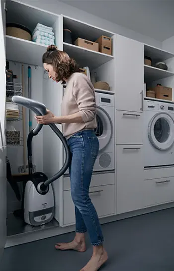 Putzschrank in einem weißen Schrank zum verstauen eines Staubsaugers