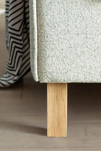 Ein Holzfuß von einem Polsterbett