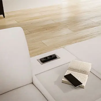 Beiges Sofa Colombia von akad'or mit USB Anschluss in der Sitzfläche.