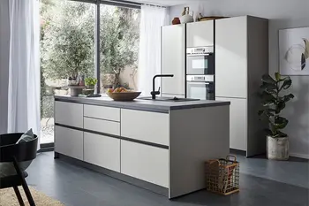 Moderne lichtdurchflutete Küche