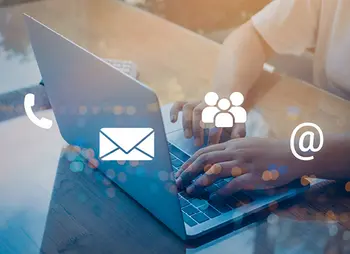 Frau tippend am Laptop