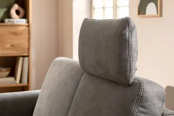 Seitenansicht von variabler Kopfstütze eines grauen Sofas.