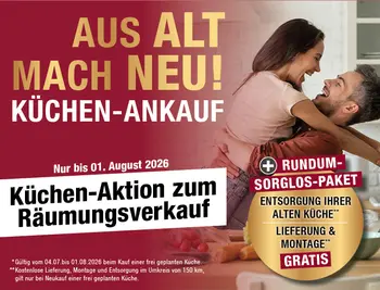 Küchen-Aktion zum Räumungsverkauf - Feierndes Paar in Küche.