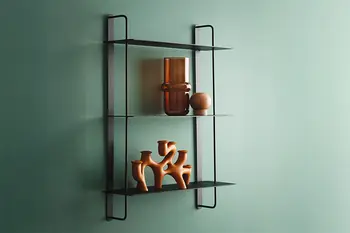 Wandregal DAGNY aus schwarzem Metall mit Deko von RAUM.FREUNDE