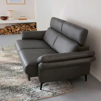 Graue Design Leder Garnitur mit vorgezogener Sitzfläche.