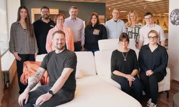 Das Team von Möbel Geigl und rotbraunes sofa in gemuetlichem Wohnzimmer.