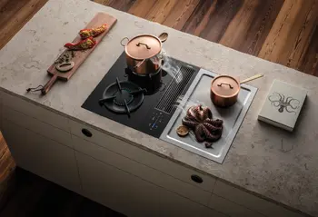 Edle Kuechenzeile mit modernem Kochfeld samt Muldenluefter