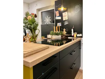 Kochnische eine modernen Familienküche mit onyxschwarzen Unterschränken