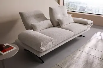 Bewegliche Rückenlehne von beigem Stoffsofa in minimalistischem Wohnzimmer.