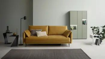 Sofa mit gelbem Bezug, das eine Schlaffunktion besitzt.