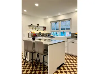 Gesamtansicht einer Inselküche