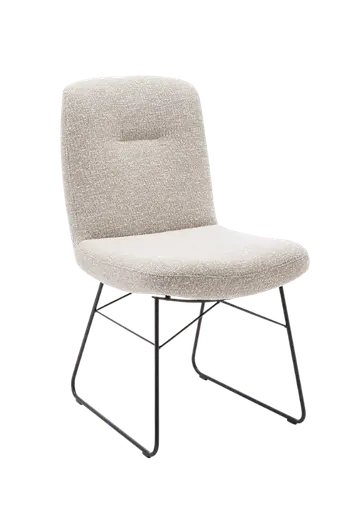 Polsterstuhl mit beigem Stoff und Kufengestell aus schwarzem Metall.