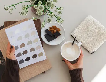 Farbpalette und Farbmuster für Mocha Mousse.