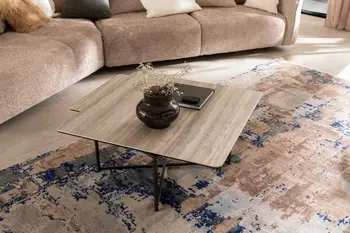 Moderner Keramik Couchtisch, bei dem eine zweite Tischplatte leicht hervorschaut.