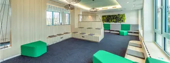 Arbeits- und Aufenthaltsraum mit Sitzgelegenheiten aus Holz, teils gepolstert