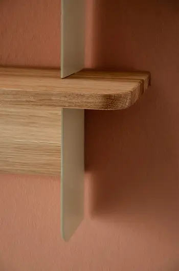 Detail des RAUM.FREUNDE Wandregals OLAI in beigem Metall und Eiche
