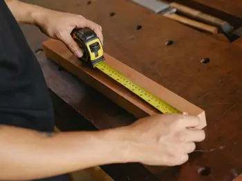maßgefertigtes Möbelstück wird abgemessen
