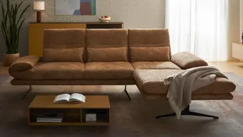 Schönes Wohnzimmer mit einem braunen bodenfreien Ecksofa.