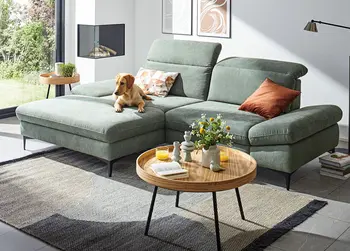 Ecksofas müssen nicht unbedingt in der Ecke stehen. Sie können auch mitten im Raum stehen.