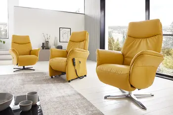 Drei gelbe Leder Sessel in unterschiedlichen Ausführungen in einem hellen Raum.