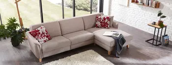 Ecksofa in beige mit Longchair und Füßen aus Holz.