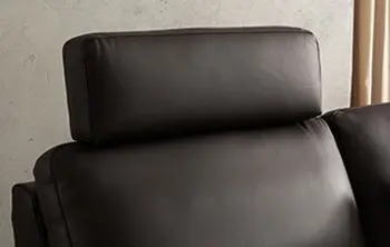 Detailbild von Kopfstütze eines Ledersofas in der Farbe Mokka.