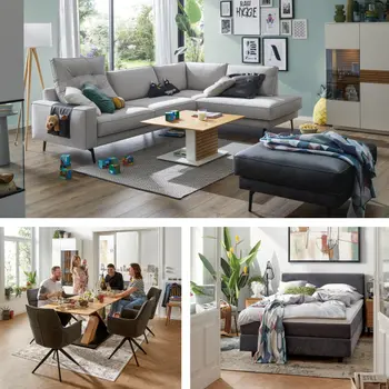 Modernes Wohnzimmer mit grauem Sofa, Couchtisch, Spielzeug und Ottomane; daneben Esstisch mit vier Personen und einer Frau, die ein Baby hält.
