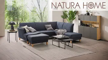 Blaues Ecksofa mit hoelzernem Highboard und Kommode