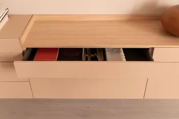 Pfirsichfarbenes Sideboard mit Holzabdeckung.