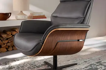 Schwarzer Design Relaxsessel mit Nussbaum farbener Holzschale an den Armlehnen.