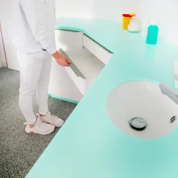 Integriertes Waschbecken in einem Aufbewahrungsmöbel in einem Behandlungszimmer einer Hausarztpraxis