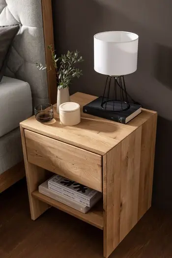 Moderner Nachttisch aus Massivholz mit einer Schublade und darunter einem offenen Fach.