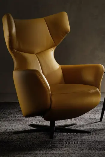 Relaxsessel in gelbem Lederbezug mit hoher Rückenlehne mit Ohren.