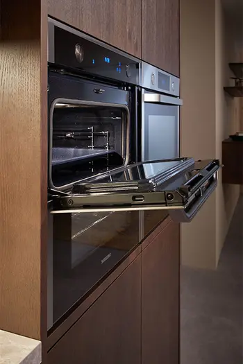 Zwei nebeneinander erhöht eingebaute Backofen, die ergonomisch sind.