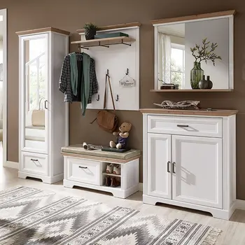 Landhaus Garderobenset bestehend aus fünf Elementen. Einem hohen Schrank mit Spiegel, einem Schuhschrank, einer Garderobenstange mit Regal, einem halbhohen Schrank und einem Spiegel. Die Schränke sind in Weiß gehalten, mit einer Topplatte aus Holz.