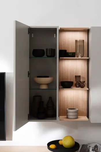 Geöffnetes Design Wandregal mit Glaseinlegeböden und Holzregalböden.