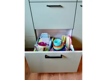 Eine Schublade innerhalb einer Küche