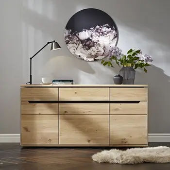 Sideboard aus Massivholz mit sechs Schubläden und drei Türen.