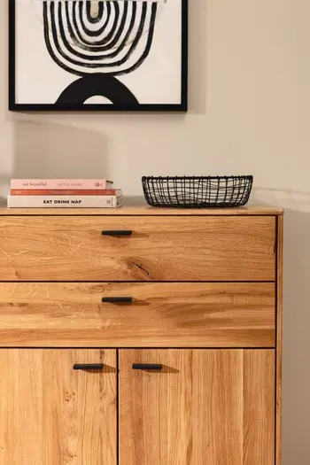 Ein Highboard aus Holz